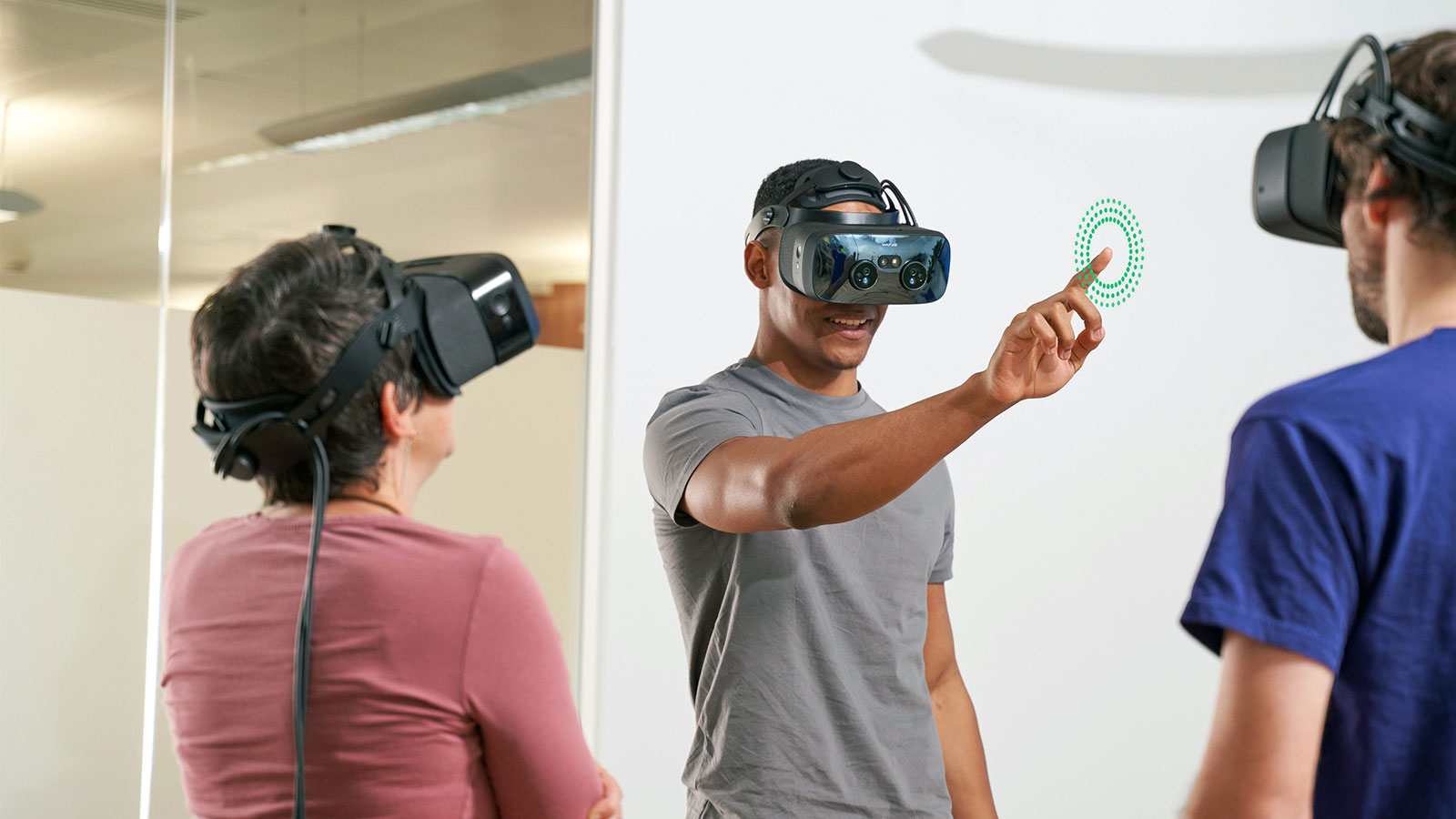 一群在企业环境中戴着VR头戴设备的成年人